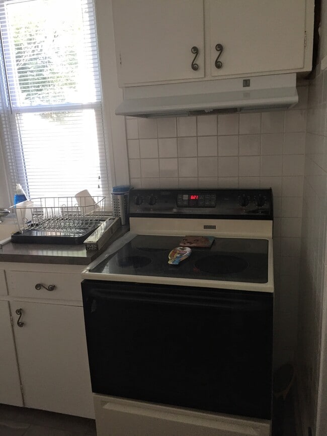 Building Photo - 6 Hinsdale St