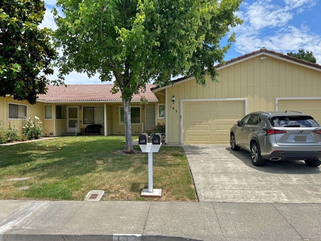 Foto principal - Remodeled Beautiful 2 Bedroom Senior Duple...