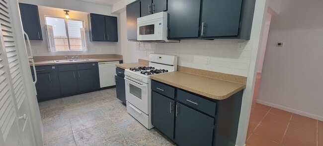 Kitchen - 1527 Johanna Dr
