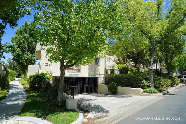 Building Photo - Valencia Condo for Rent in the Siena Villas!
