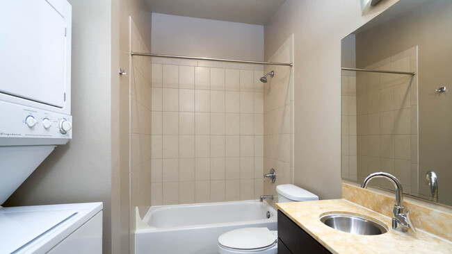 Baño con lavadora y secadora en el apartamento - Moda