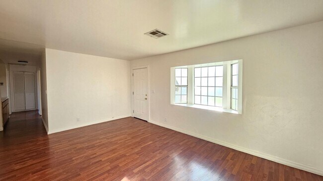 Foto del edificio - Lancaster Living at Its Best – Upgraded 3BR with Yard & Garage