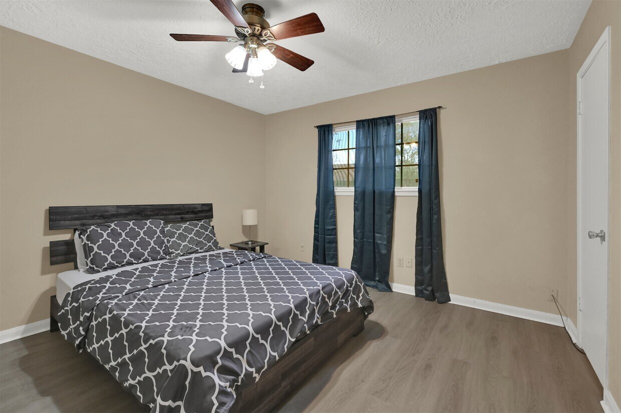 Foto del edificio - 14102 Sylvia Dr