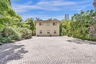 Building Photo - 420 SE 18th Ct