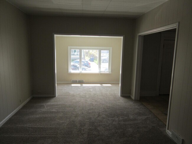 Building Photo - 876 Hertel Ave