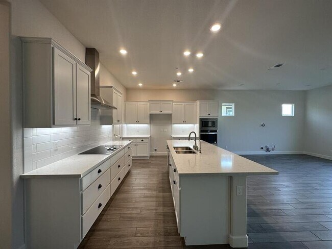 Building Photo - 200 Chinook Dr