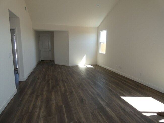 Building Photo - Beautiful Nearly New Single Level Home