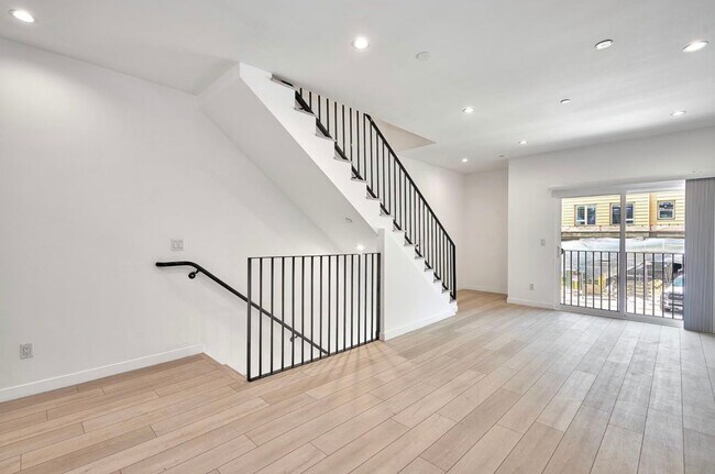 Building Photo - 246 N Dillon St