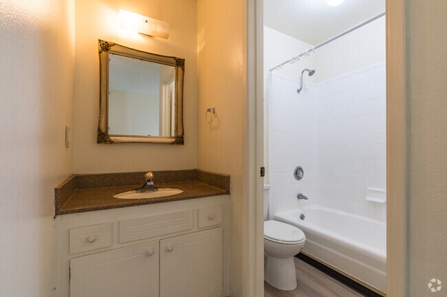 3 habitaciones, 1,5 baños - 130 m² - Baño - South Park Village Apartments