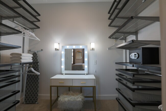 Building Photo - 227 Magnolia St