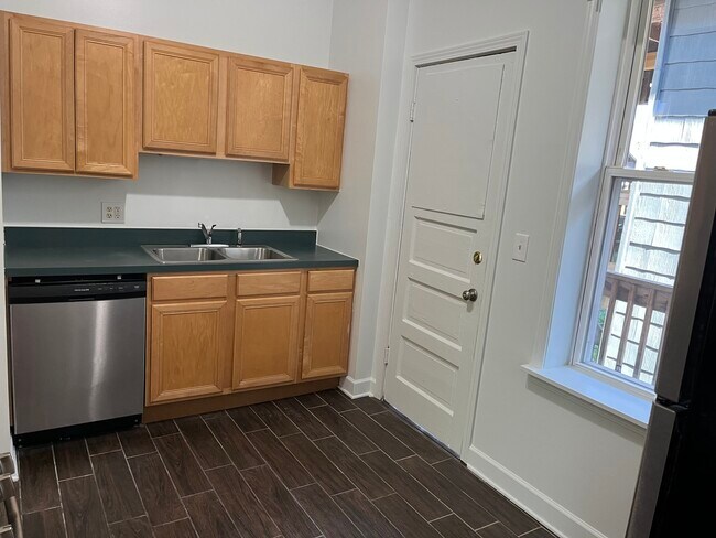 Building Photo - 3556 W Wrightwood Ave