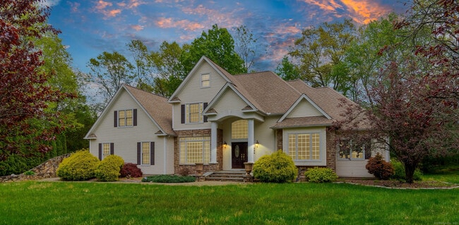 Foto del edificio - 244 Watch Hill Rd