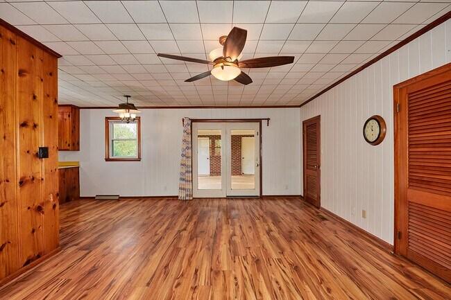 Building Photo - Coming Soon: 3BR+, 1BA House with great storage and outdoor space (Please reach out before applyi...