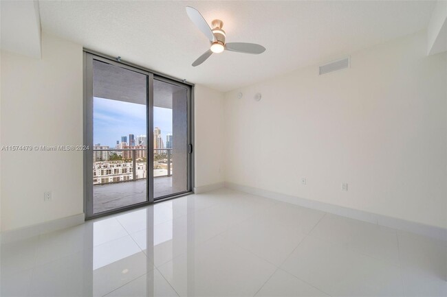 Foto del edificio - 300 Sunny Isles Blvd