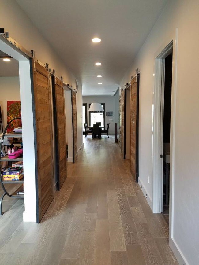 Foto del edificio - 3124 N Crane Creek Rd