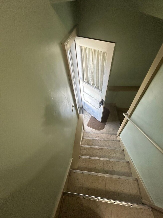 Building Photo - 1439 Vassar Dr