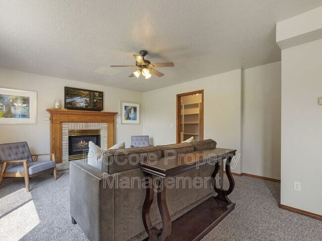 Foto del edificio - 949 E Cougar St