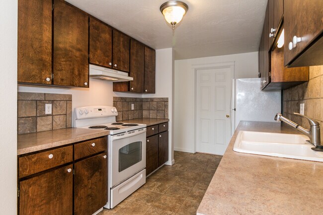 Building Photo - 3-Bedroom, 2-Bathroom Duplex With Garage I...