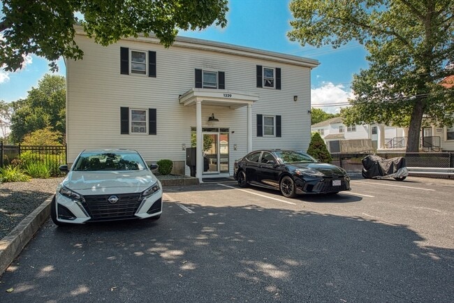 Foto del edificio - 1329 Main St