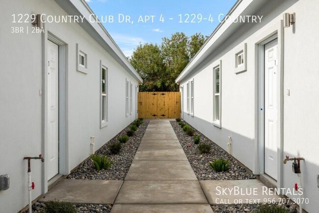 Building Photo - 1229 Country Club Dr