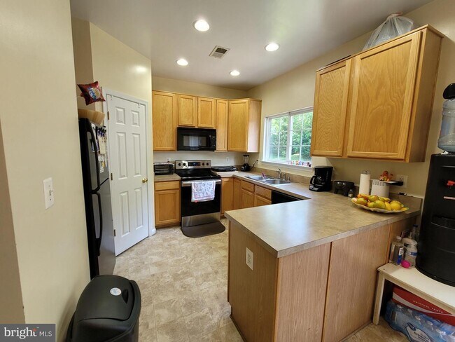Building Photo - 364 Snyder Ln