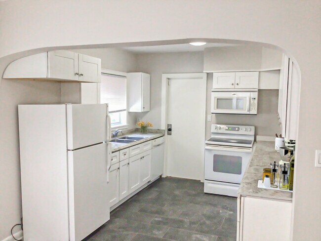 Building Photo - 509 6th Ave N