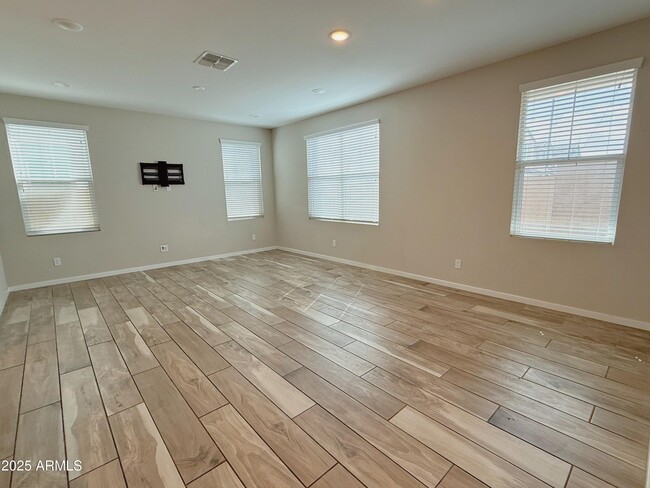 Building Photo - 2851 S Central Dr