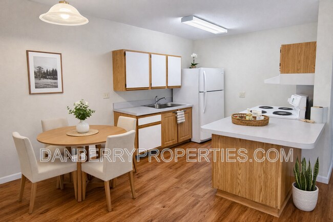 Foto del edificio - 1728 W Market St