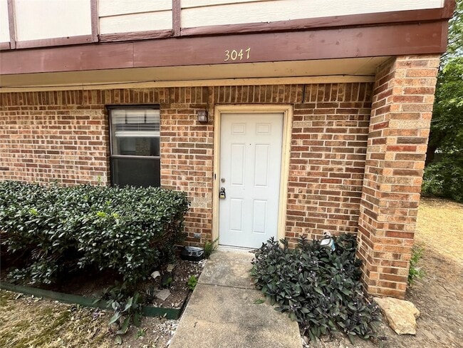 Building Photo - 3047 Olympia Dr