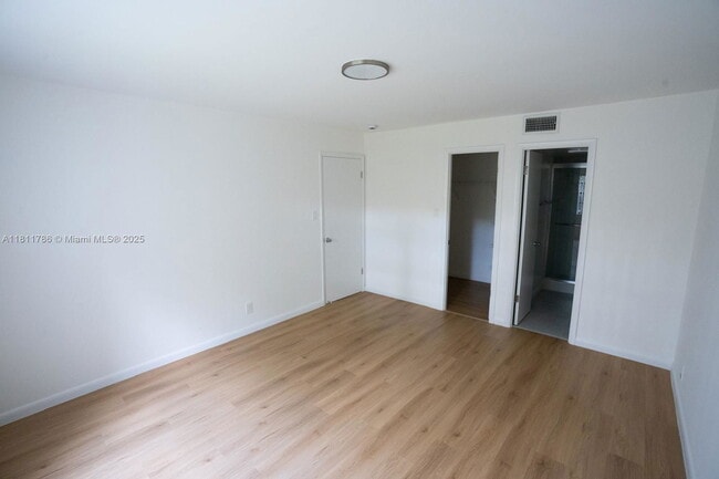 Foto del edificio - 136 S Cypress Rd