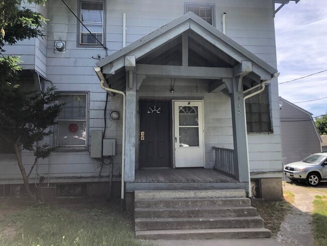Building Photo - 405 NE Campus St