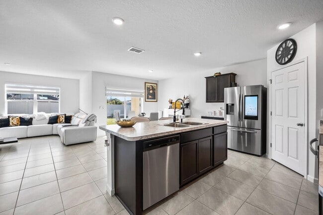 Foto del edificio - 4689 SW Ulster St