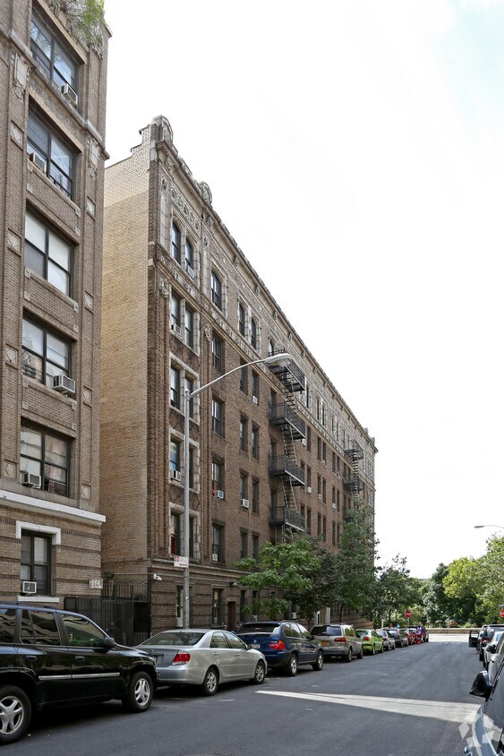 Building Photo - 894 Riverside Dr