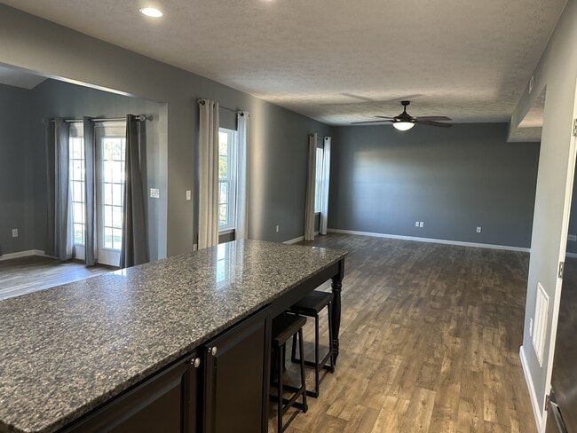 Building Photo - 425 Buckingham Pl