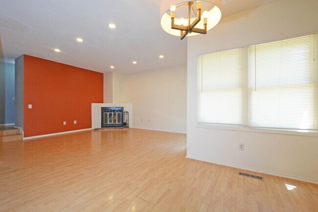 Building Photo - Beautiful 2-Bed 1-Bath Condo in Bloomington - Available Now!