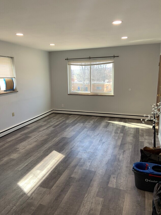 Foto principal - 4964 Charlemar Dr