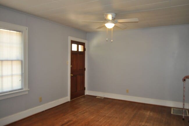 Foto del edificio - FOR RENT - Terrific location, great price....near everything!