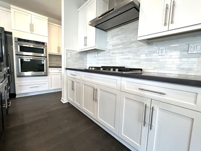 Foto del edificio - Spacious 3 Bdrm Detached Home Located Cent...