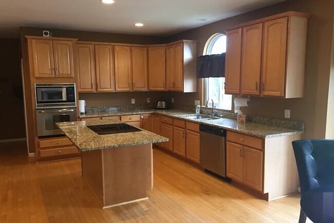Foto del edificio - Large Home is Desirable Pine Run!  Best of...