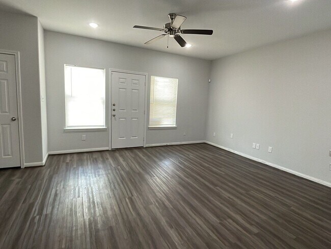 Building Photo - 4215 Davenport St