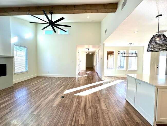 Foto del edificio - Beautiful 3-Bed 3-Bath Home Available!