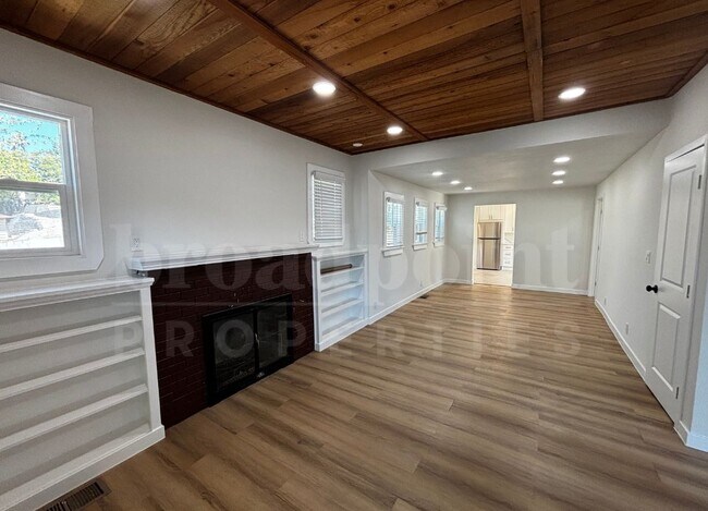 Building Photo - 510 S Hickory St