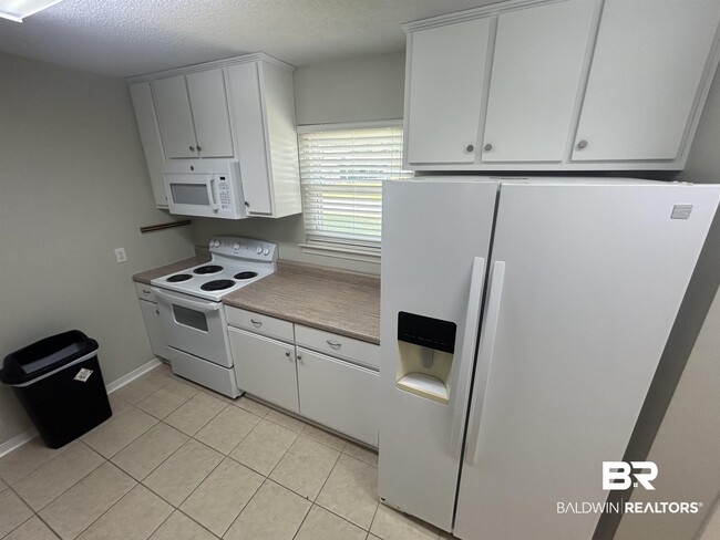 Building Photo - 9474 Villas Dr