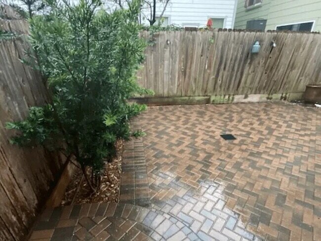 Building Photo - "Charming 4-Bed Oasis in Houston: Spacious 2,151 Sq Ft Home with Cozy Fireplace!"