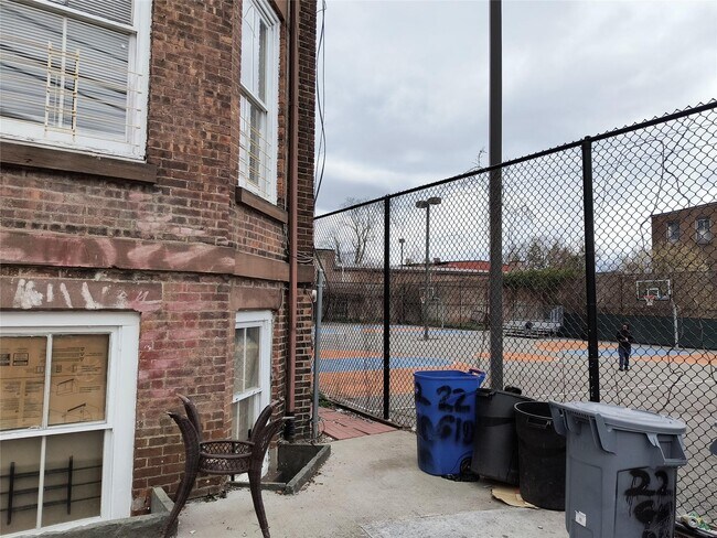 Foto del edificio - 22 Gidney Ave