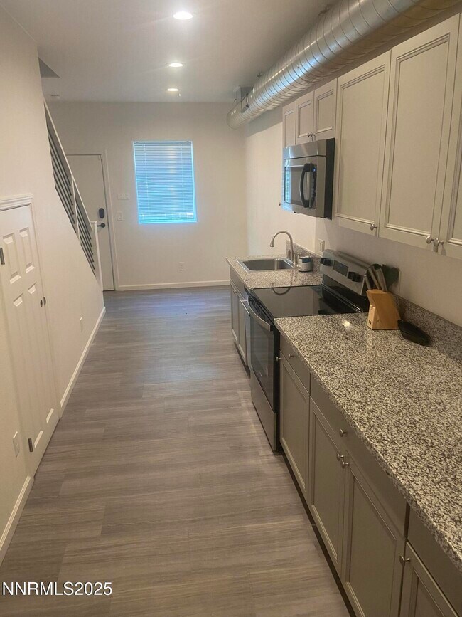 Foto del edificio - 442 E 7th St