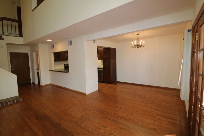 Foto del edificio - Studio City, 1Bed and 1.5 Bath Condo!