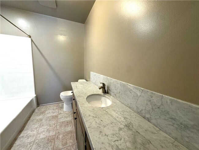 Foto del edificio - Beautiful 4 bedroom, 2 bathroom house with...