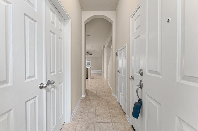 Building Photo - 24530 Lakecrest Town Dr