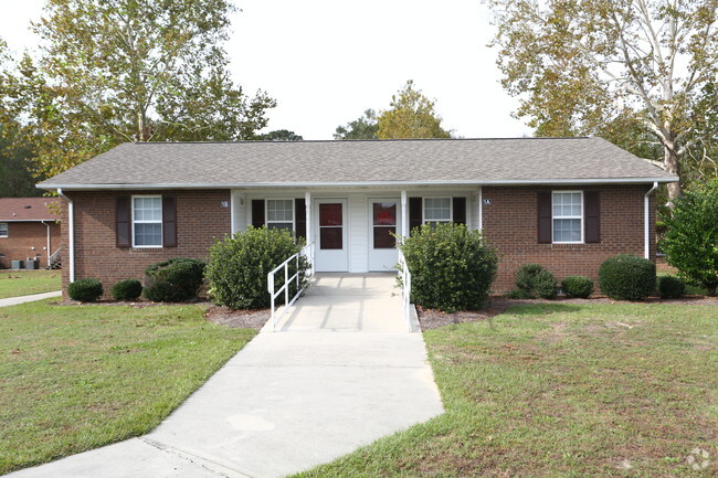 Building Photo - Oak Estates